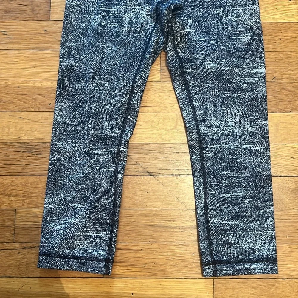 Lululemon Wunder Under High-Rise Crop Tights in Rush Jacquard, size 6 - Picture 6 of 14